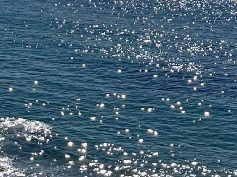 Twinkling ocean waves